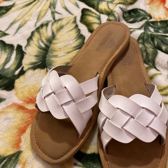 These are a pair of cute slide in sandals Great support they are a size 9 - Picture 4 of 5